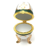 Porseleinen ei, groen met wit en goud kleur